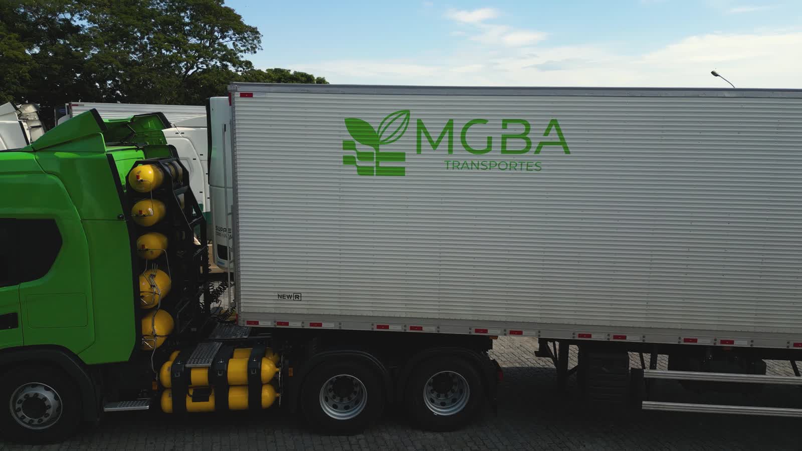 Caminhão da MGBA Transportes com identidade visual da marca