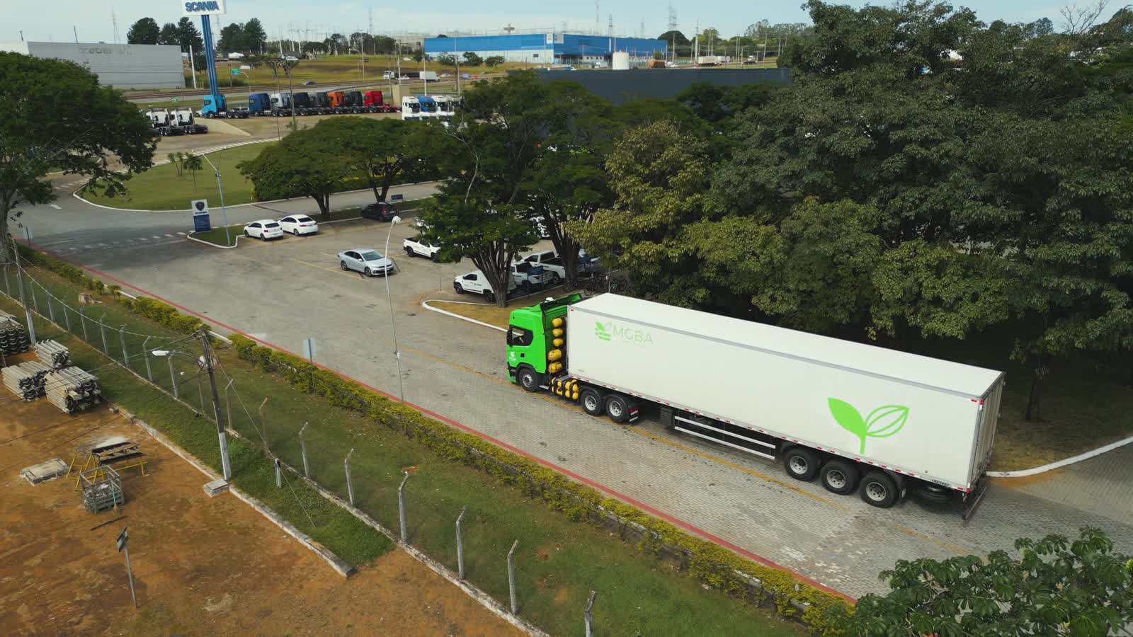 Caminhão da MGBA Transportes saindo para mais uma entrega