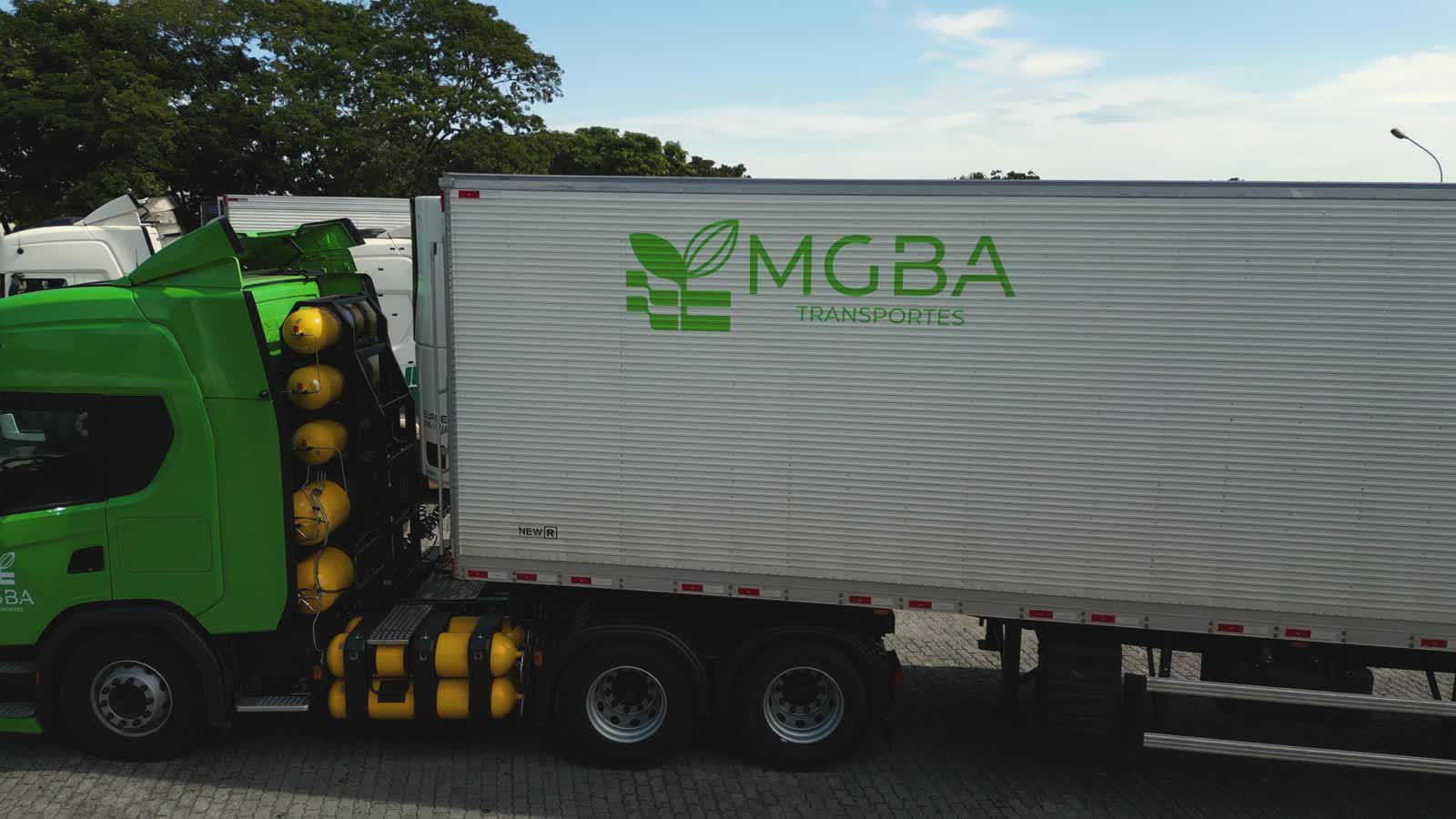 Caminhão da MGBA Transportes com identidade visual da marca