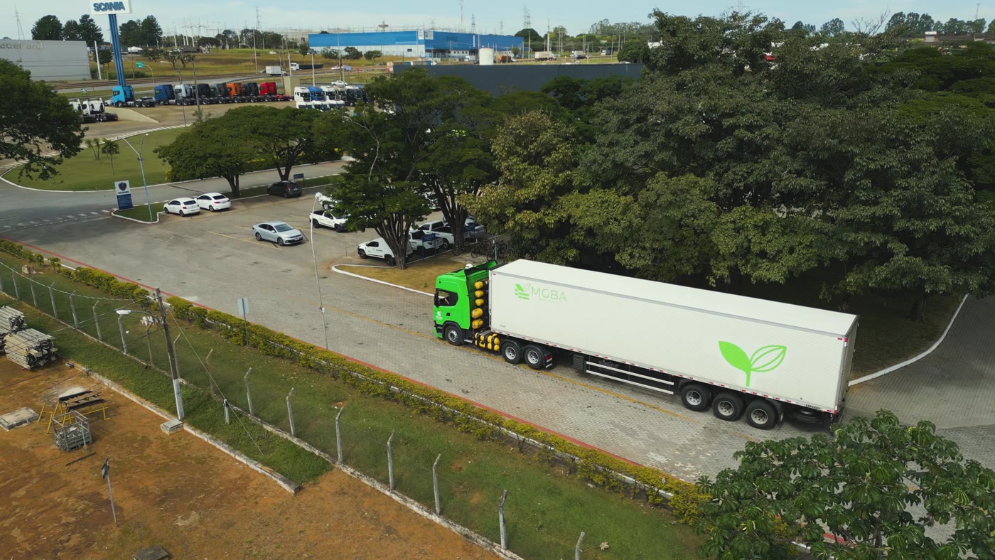 Caminhão da MGBA Transportes na base, pronto para mais uma rota