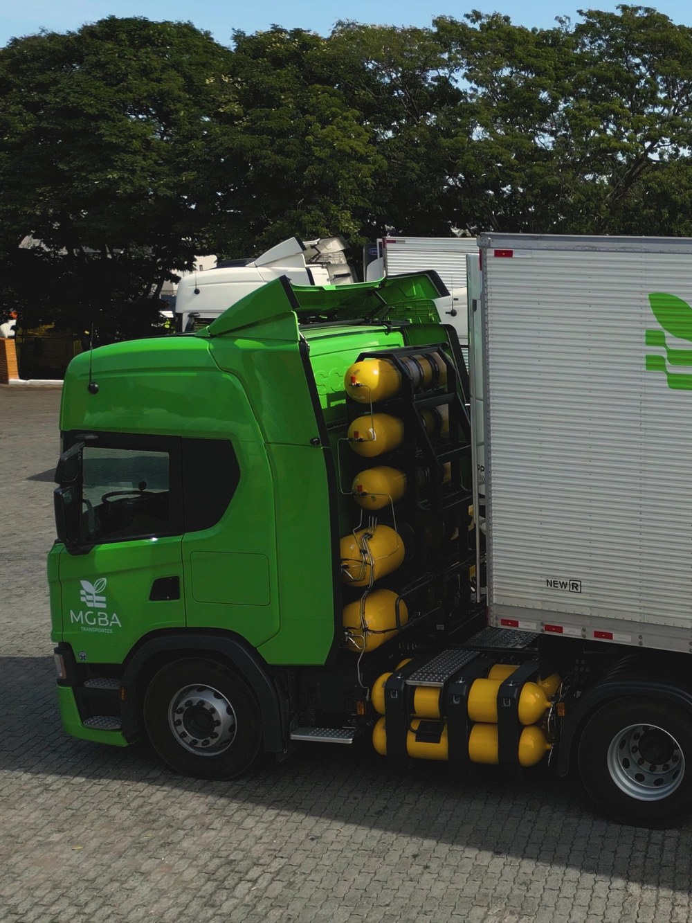 Caminhão Scania da MGBA Transportes a biometano, com cilindros de gás visíveis