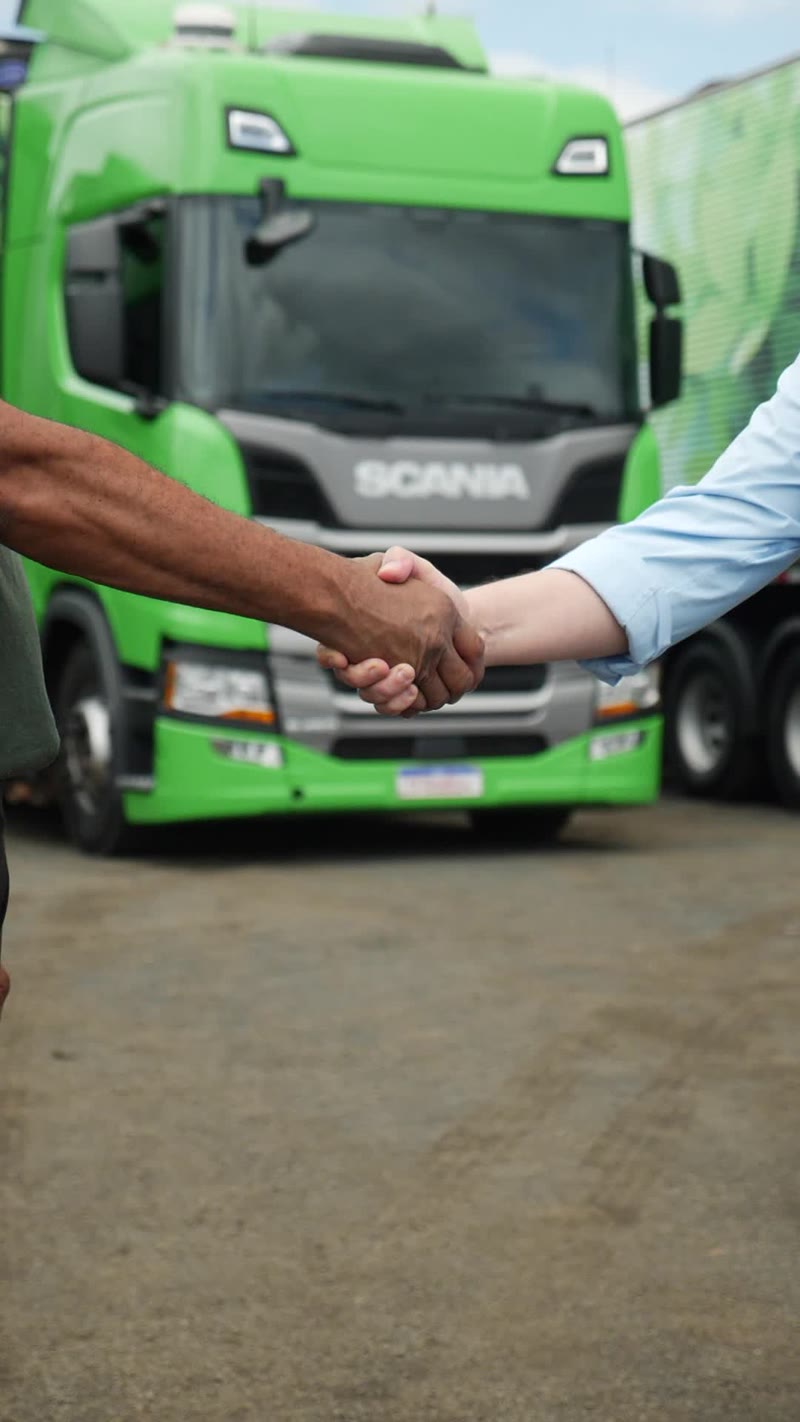 Aperto de mão selando uma parceria com a MGBA Transportes