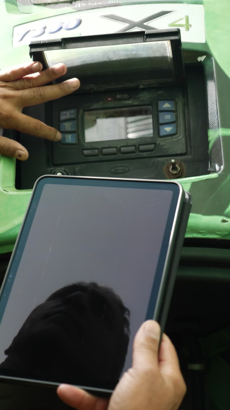 Equipe da MGBA Transportes consultando dados da frota em tablet
